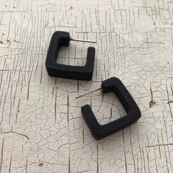 Geometric Square Hoop Black Small Earrings - Picture 3 of 8